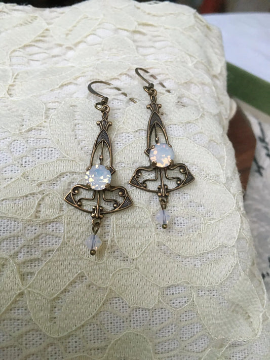 Lady Morgana - Orecchini Ottone Anticato e Cristalli Opal White