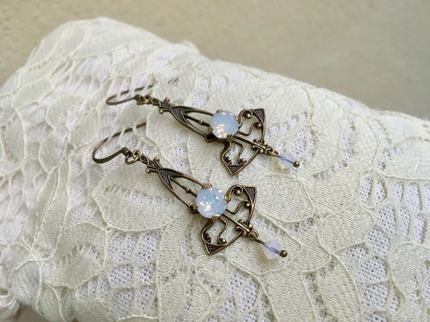 Lady Morgana - Orecchini Ottone Anticato e Cristalli Opal White