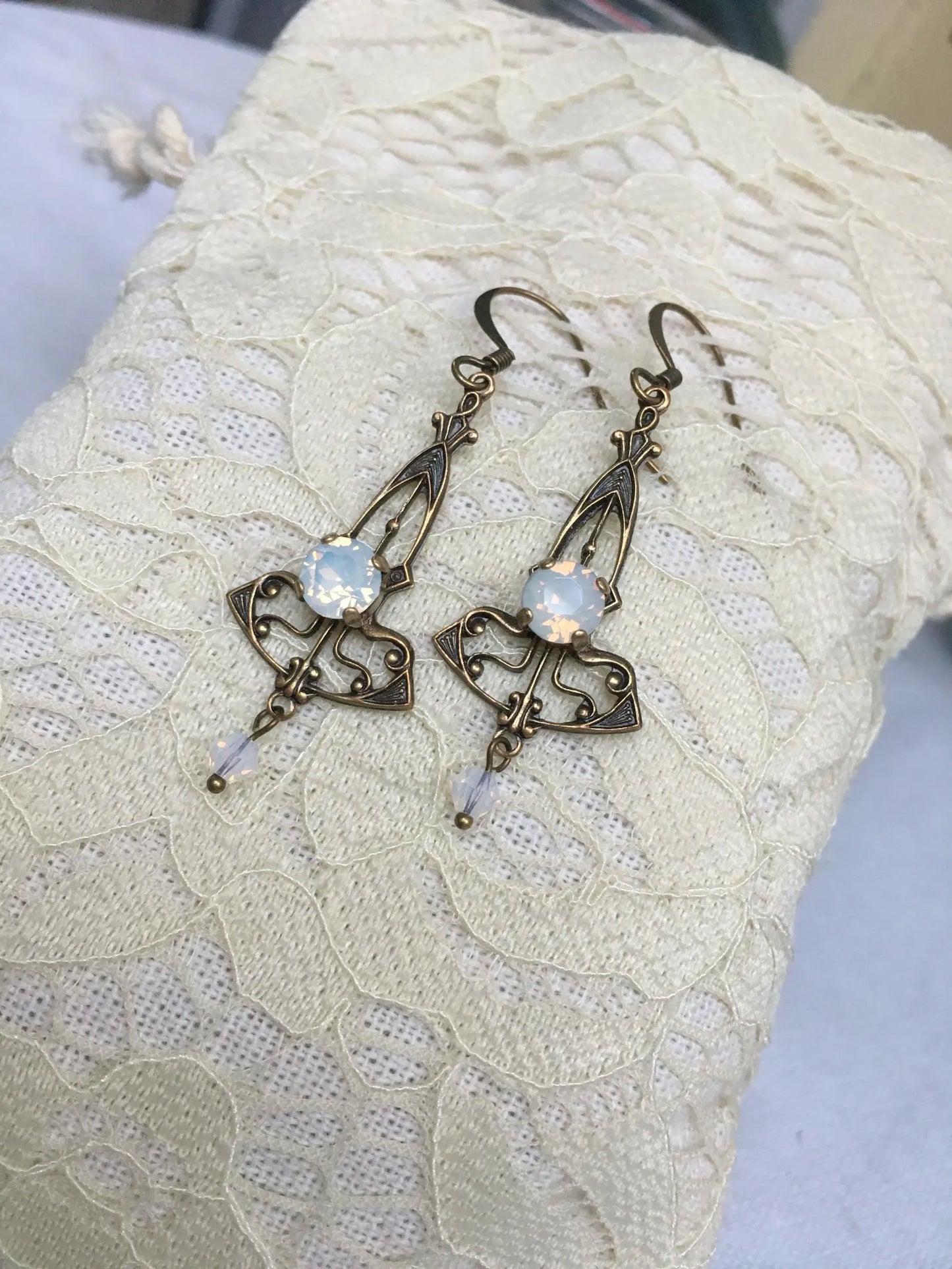 Lady Morgana - Orecchini Ottone Anticato e Cristalli Opal White