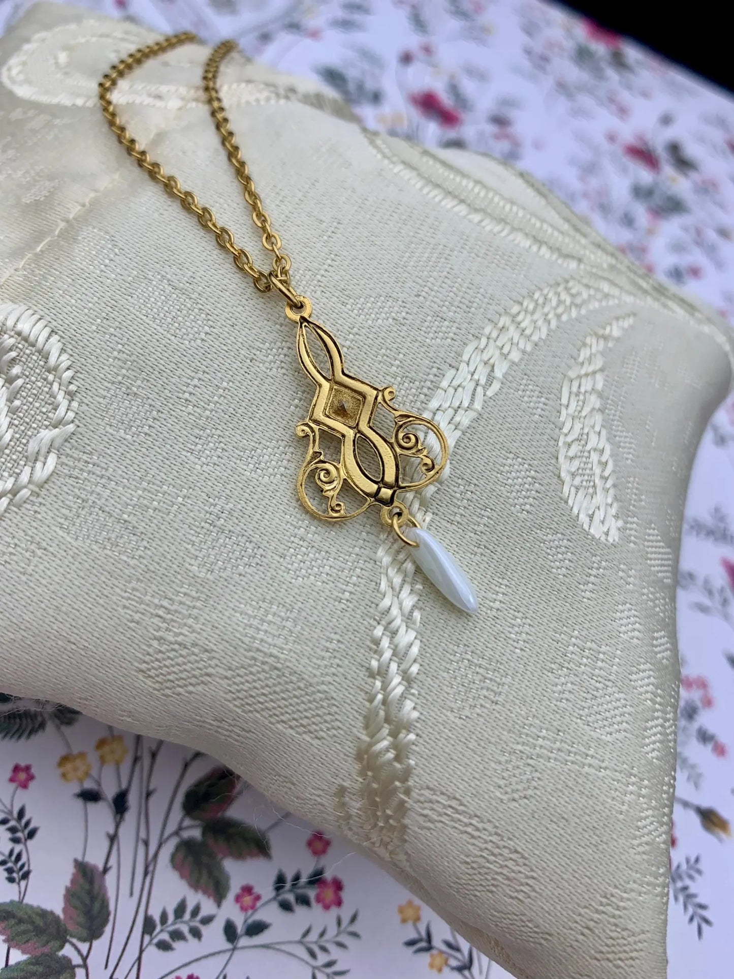 Collana "Rose" in Ottone Dorato con Pendente in Vetro a forma di Daga e Cristallo Rombo - Stile Art Deco Style - Versione Piccola