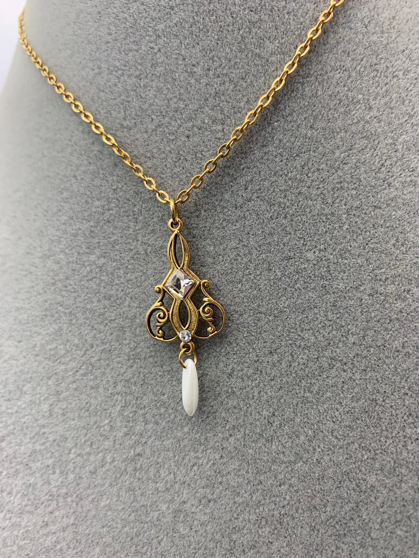 Collana "Rose" in Ottone Dorato con Pendente in Vetro a forma di Daga e Cristallo Rombo - Stile Art Deco Style - Versione Piccola