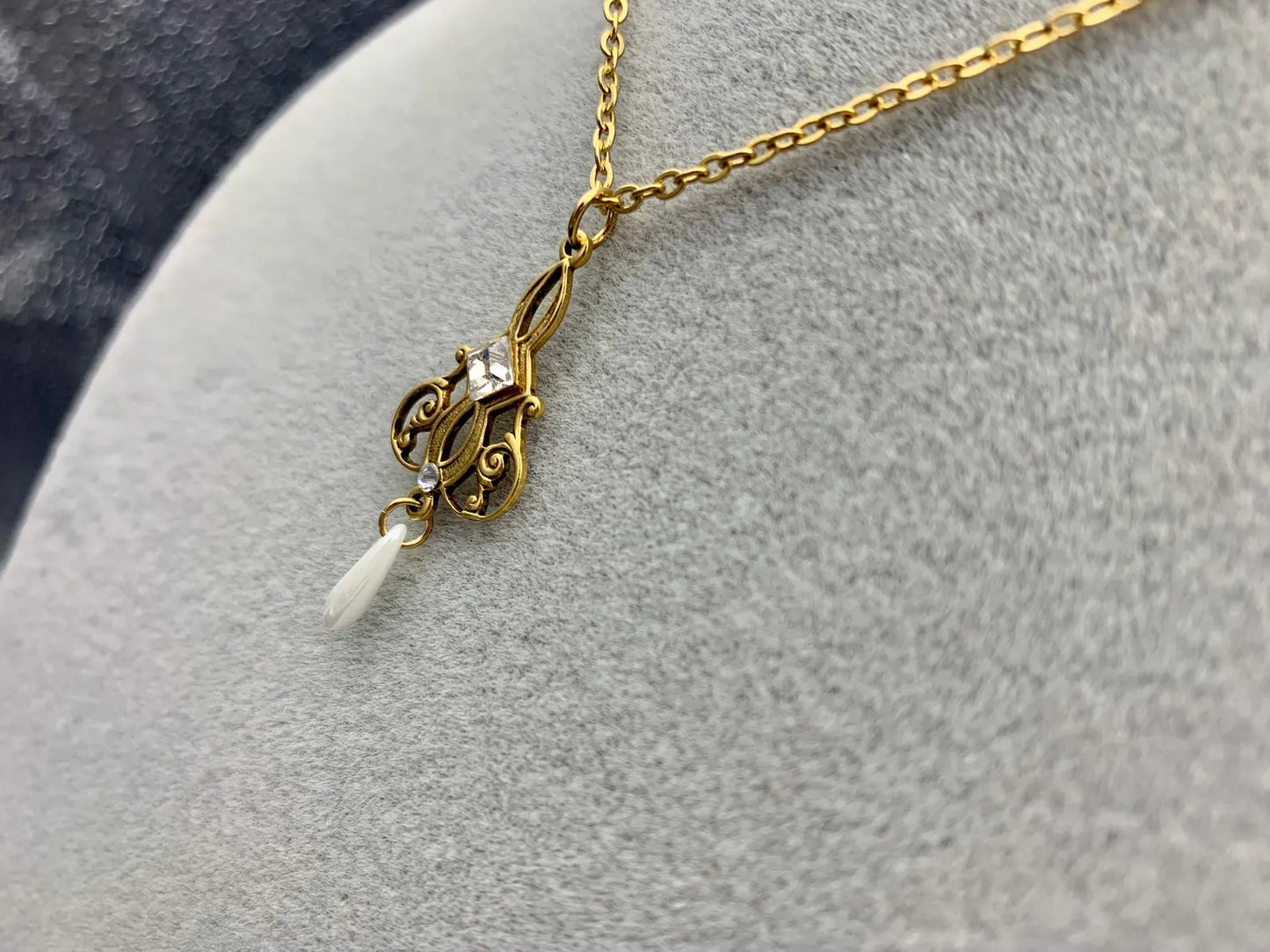 Collana "Rose" in Ottone Dorato con Pendente in Vetro a forma di Daga e Cristallo Rombo - Stile Art Deco Style - Versione Piccola