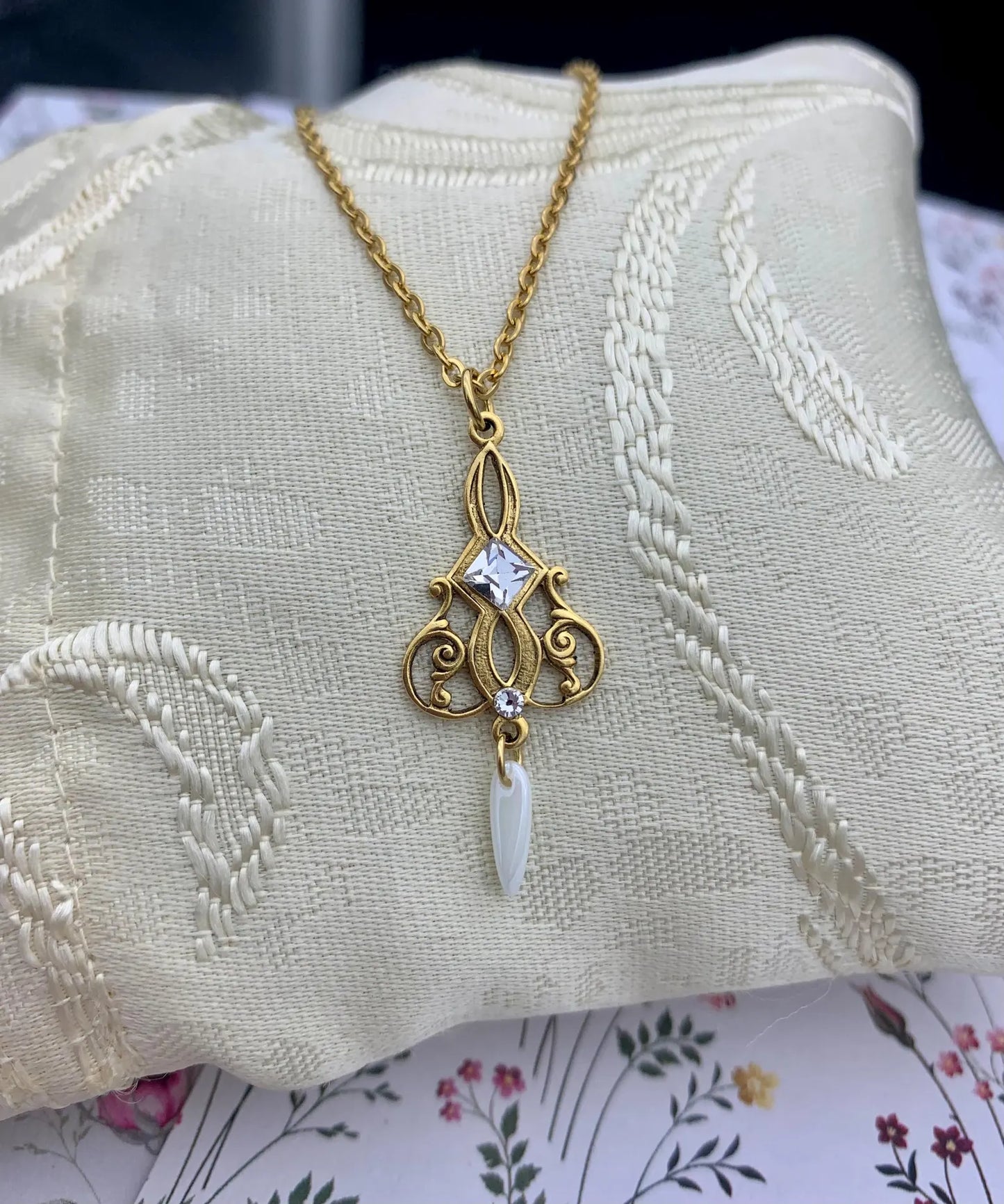 Collana "Rose" in Ottone Dorato con Pendente in Vetro a forma di Daga e Cristallo Rombo - Stile Art Deco Style - Versione Piccola