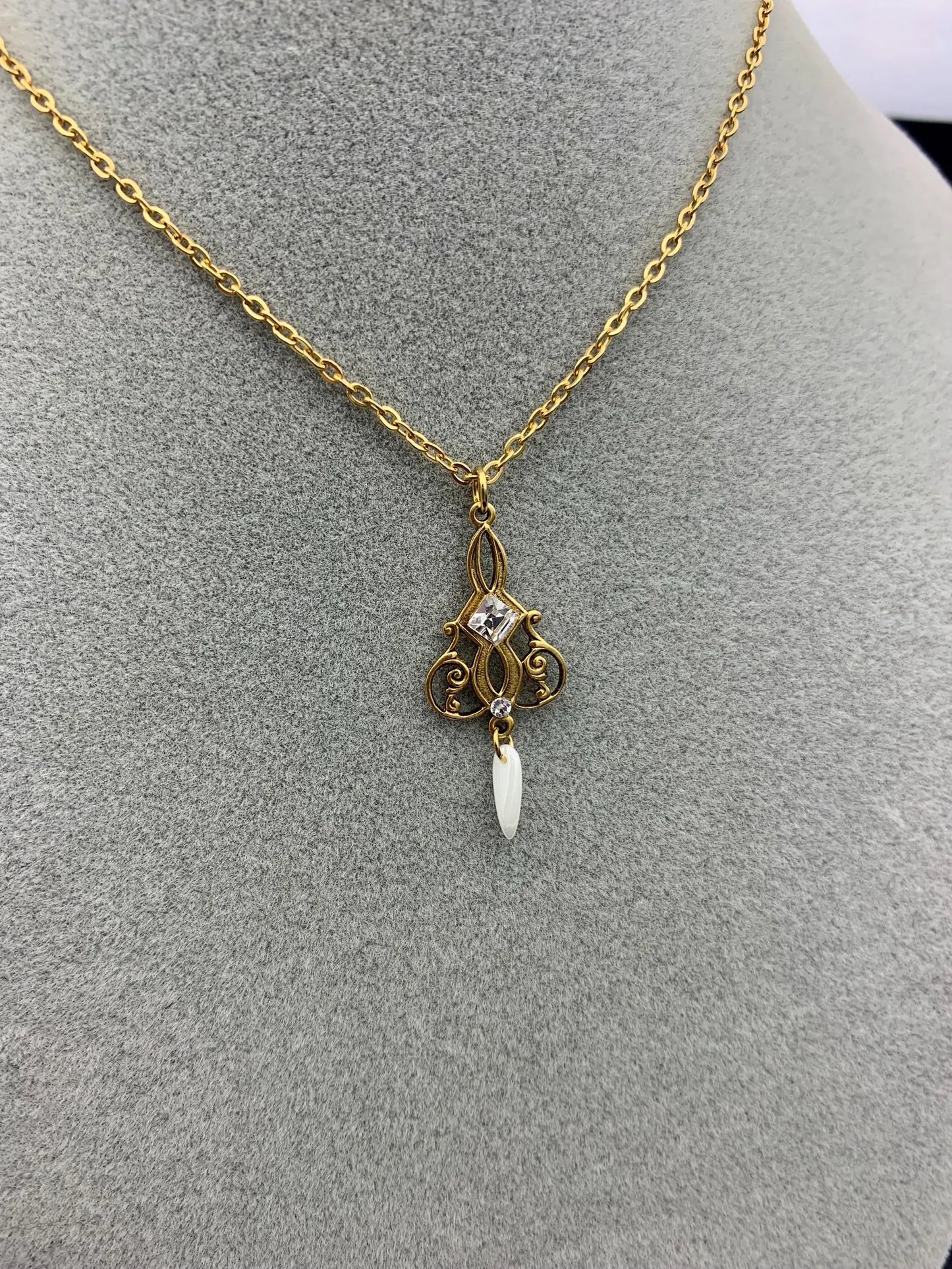 Collana "Rose" in Ottone Dorato con Pendente in Vetro a forma di Daga e Cristallo Rombo - Stile Art Deco Style - Versione Piccola