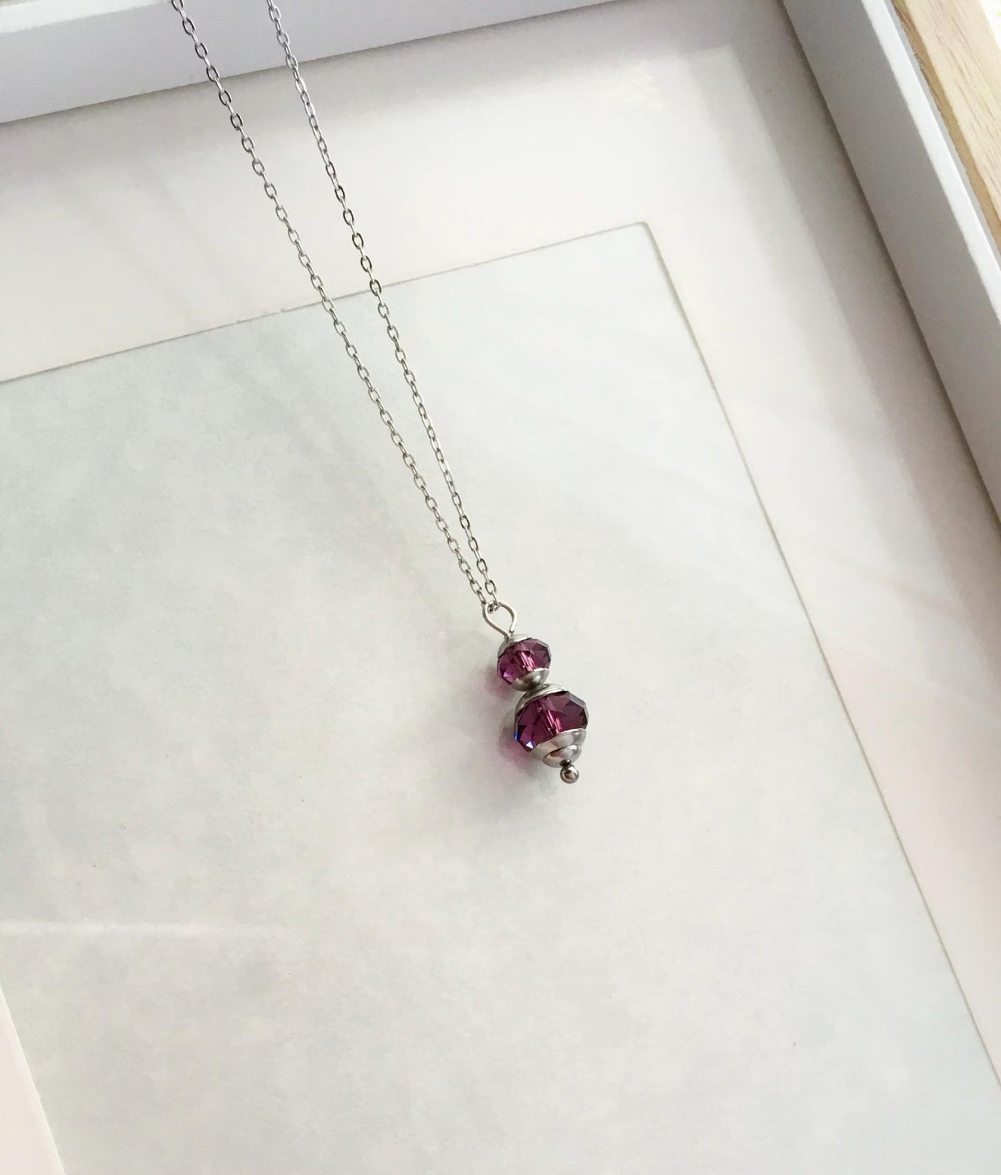Collana Sophie Bridgerton - Edwardian Regency Style - Delicato Ciondolo con Perline in Cristallo Swarovski Viola e Acciaio Inossidabile - Lady in Silver