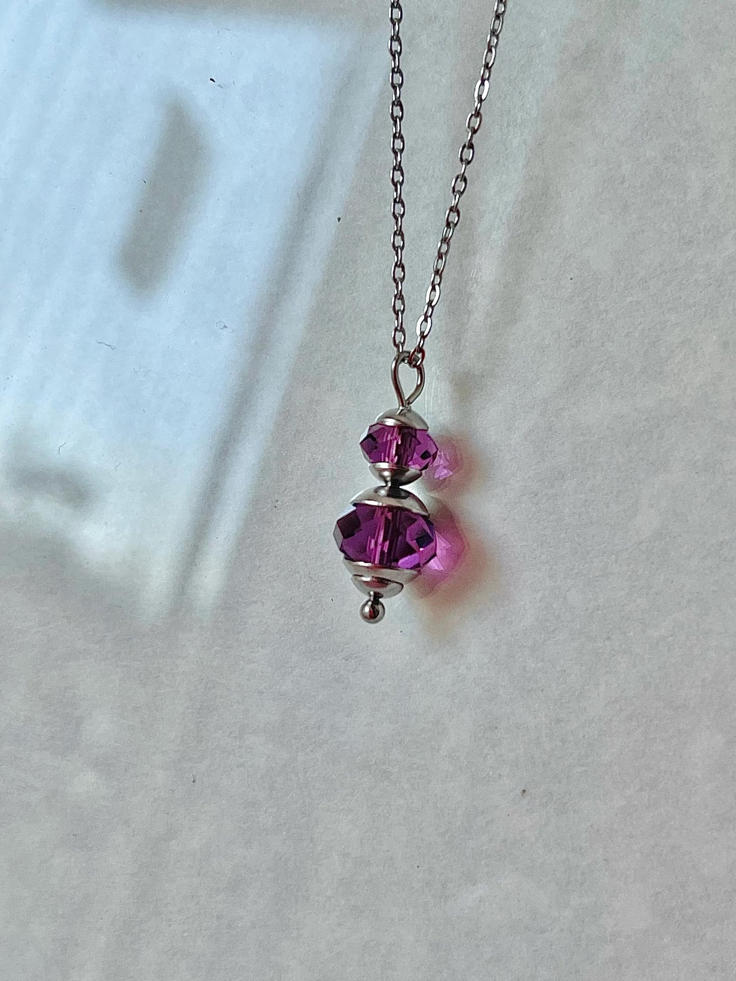 Collana Sophie Bridgerton - Edwardian Regency Style - Delicato Ciondolo con Perline in Cristallo Swarovski Viola e Acciaio Inossidabile - Lady in Silver