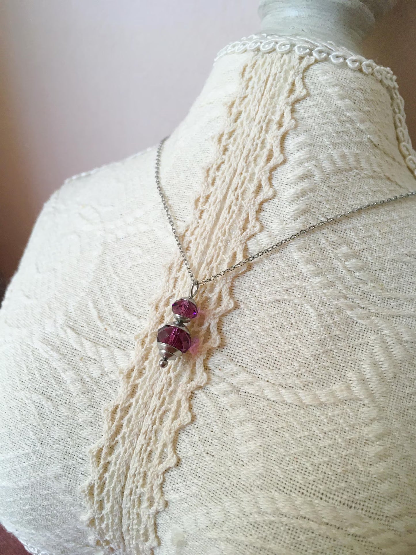 Collana Sophie Bridgerton - Edwardian Regency Style - Delicato Ciondolo con Perline in Cristallo Swarovski Viola e Acciaio Inossidabile - Lady in Silver